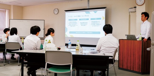 学生らが町田で働くことについて討論した報告会