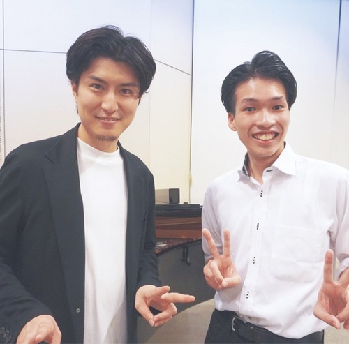 テノール・鳥尾さん（左）とピアノ・新井さん
