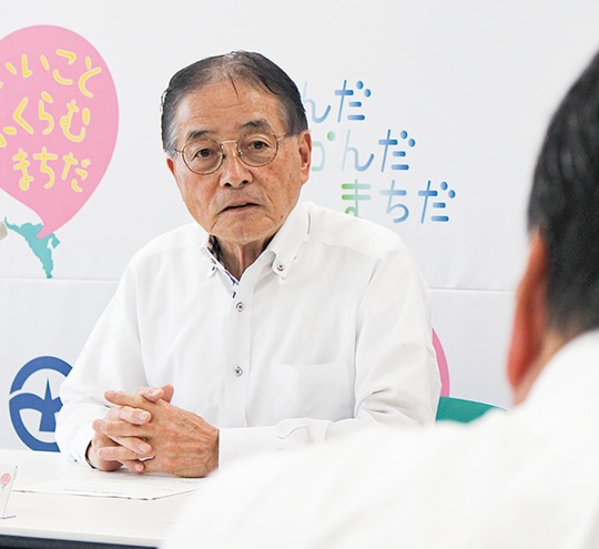 記者の質問にこたえる石阪市長