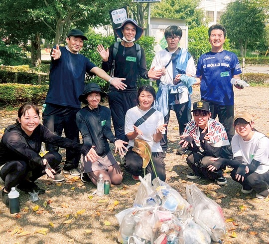 ８月末に行われたプロギングの参加者ら。後方・左から２人目が宇野さん