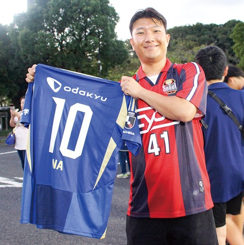 ▲ゼルビア・ナサンホ選手のユニフォームを掲げる韓国のユーチューバー