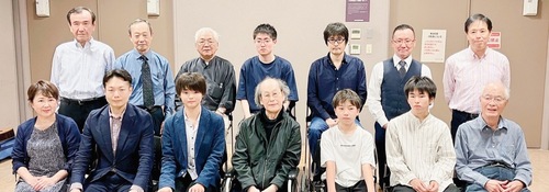 昨年行われた発表会の出演者らと兼古さん(前列中央)