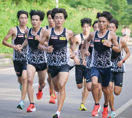 夏合宿で走り込む法大メンバー