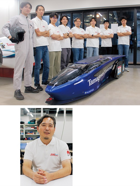 マグネシウムをエネルギーの１つとして使用したソーラーカーを囲む玉大メンバー＝上写真。大会を振り返る斉藤さん