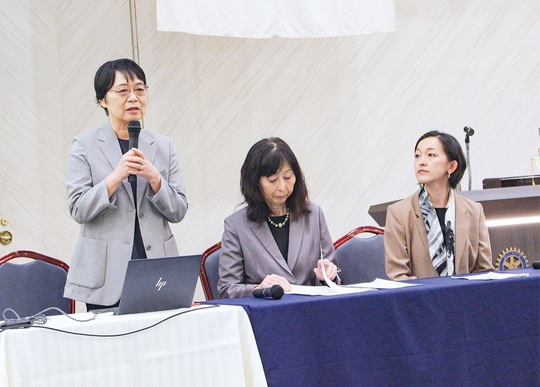支援を受ける中ＲＣの例会で活動を紹介する「たぶまち」の３人