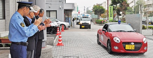 出発を見送る五十嵐署長（手前）ら