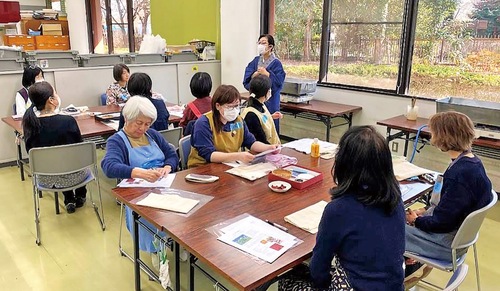 紅花染講習会の様子