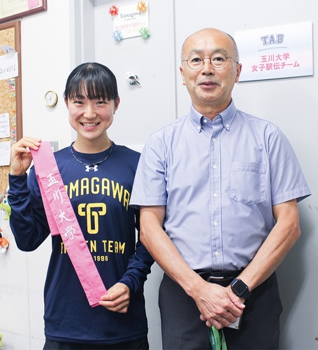 山下監督（右）と大学のたすきを掲げる佐藤さん