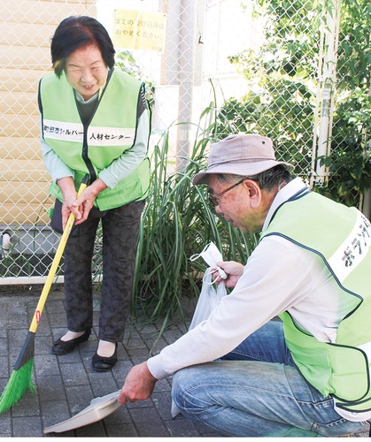 清掃にあたる会員ら
