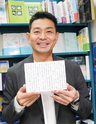 ポップについて話す久美堂の井之上社長