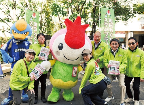 チラシ配りに参加した会員ら