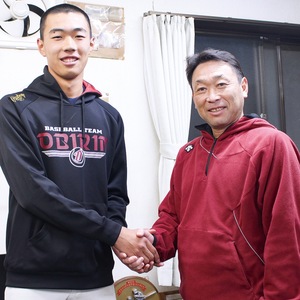 候補校に選ばれ喜ぶ津野監督（右）と古川さん