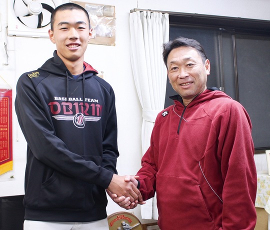 候補校に選ばれ喜ぶ津野監督（右）と古川さん