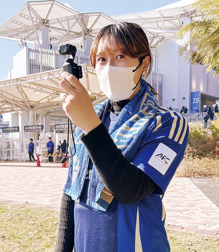 撮影で使っているカメラを手にするかわせみさん