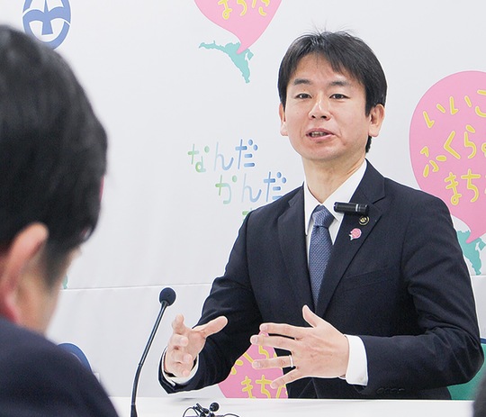記者の質問に答える稲垣氏