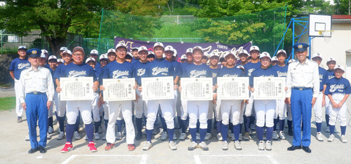感謝状を手にする選手ら＝町田消防署提供