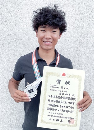 銀メダルと賞状を持つ岩波さん