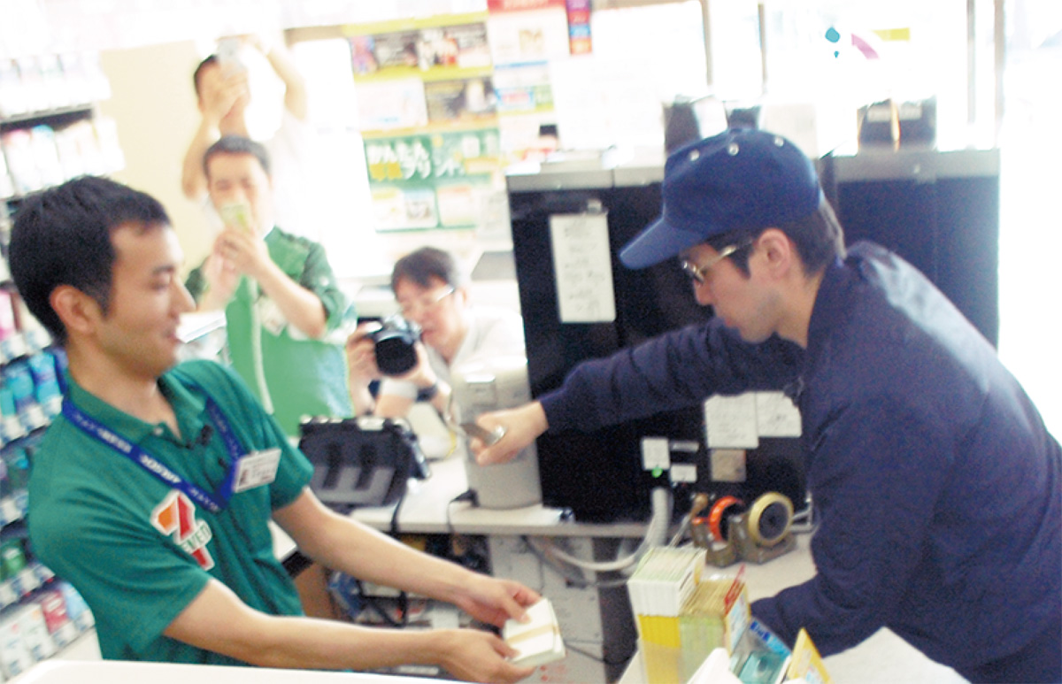 被害ゼロに向けて コンビニで防犯訓練