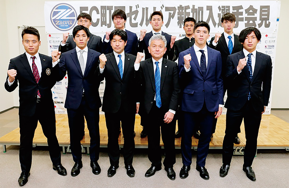 ＧＭ、強化部長を囲む新加入選手