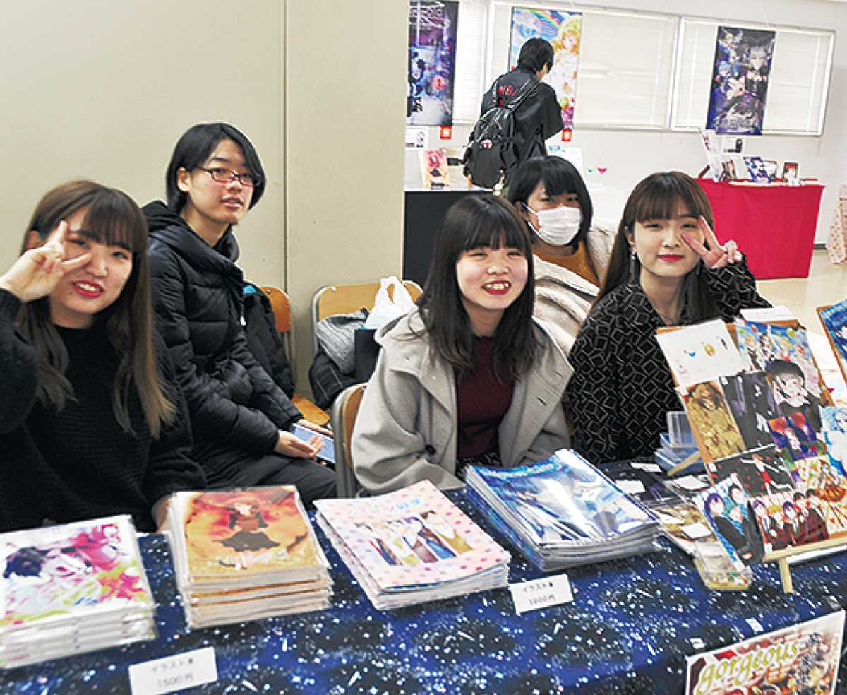 イラスト本を販売する学生たち