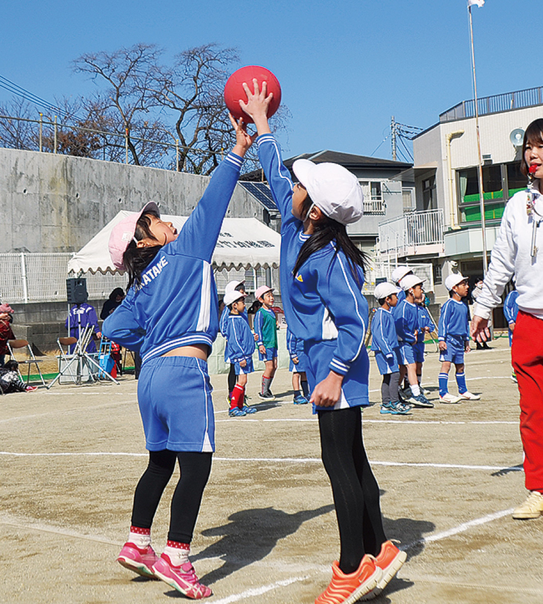 青空へジャンプ！ 鶴川若竹幼稚園で体操発表会 | 町田 | タウンニュース