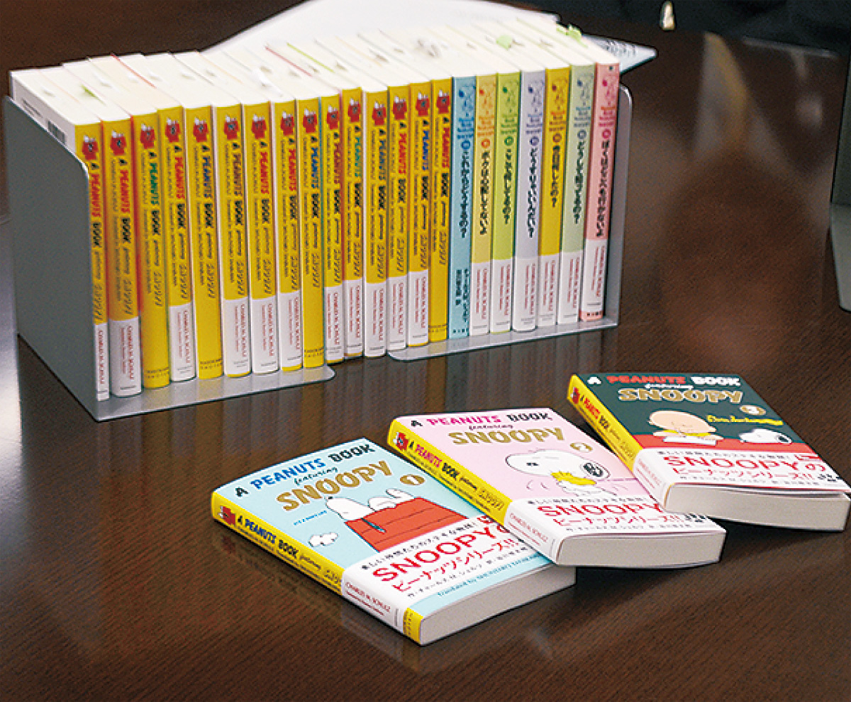 図書26巻を寄付 (写真2)