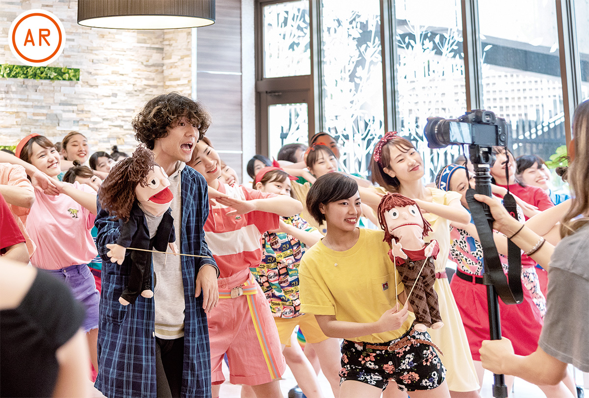 エキストラの学生と和やかな雰囲気で撮影が進んだ(提供)