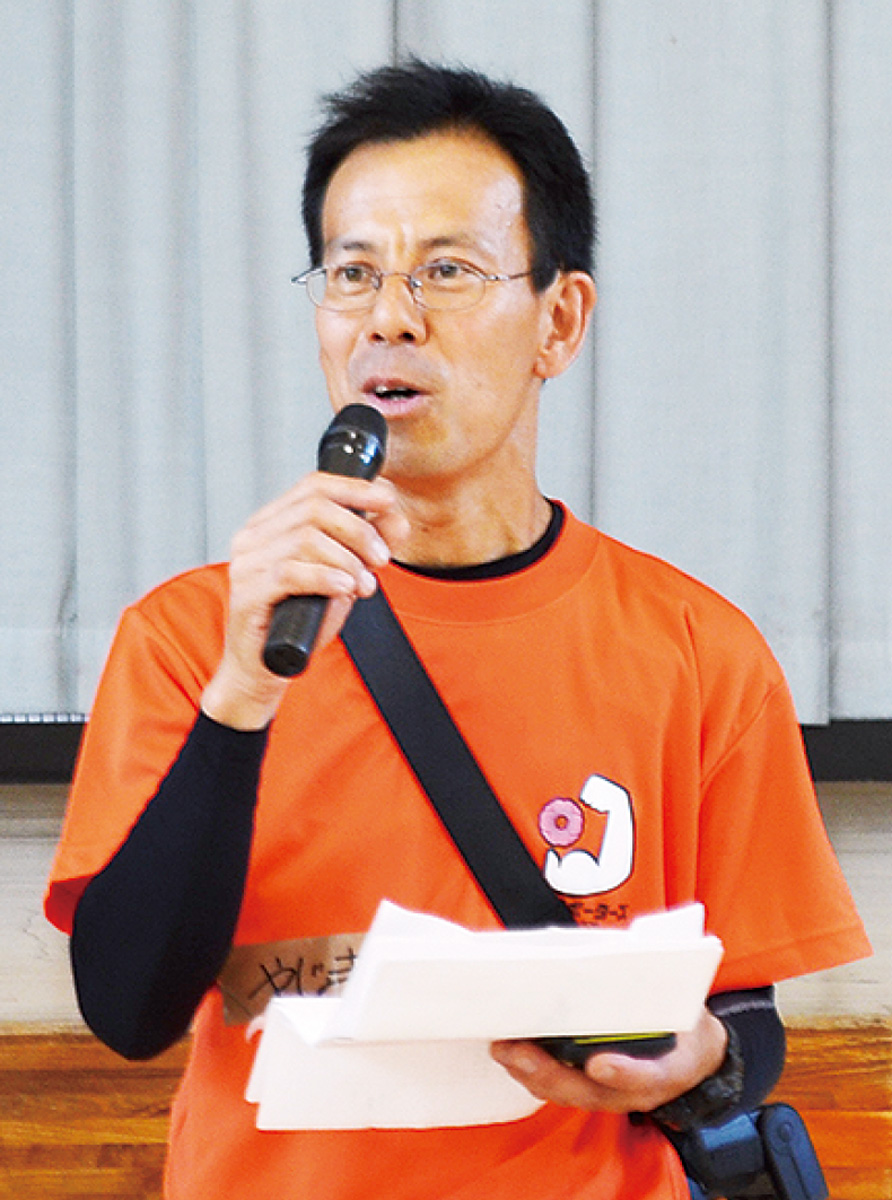 挨拶する山小サポーターズ代表の矢島英男さん