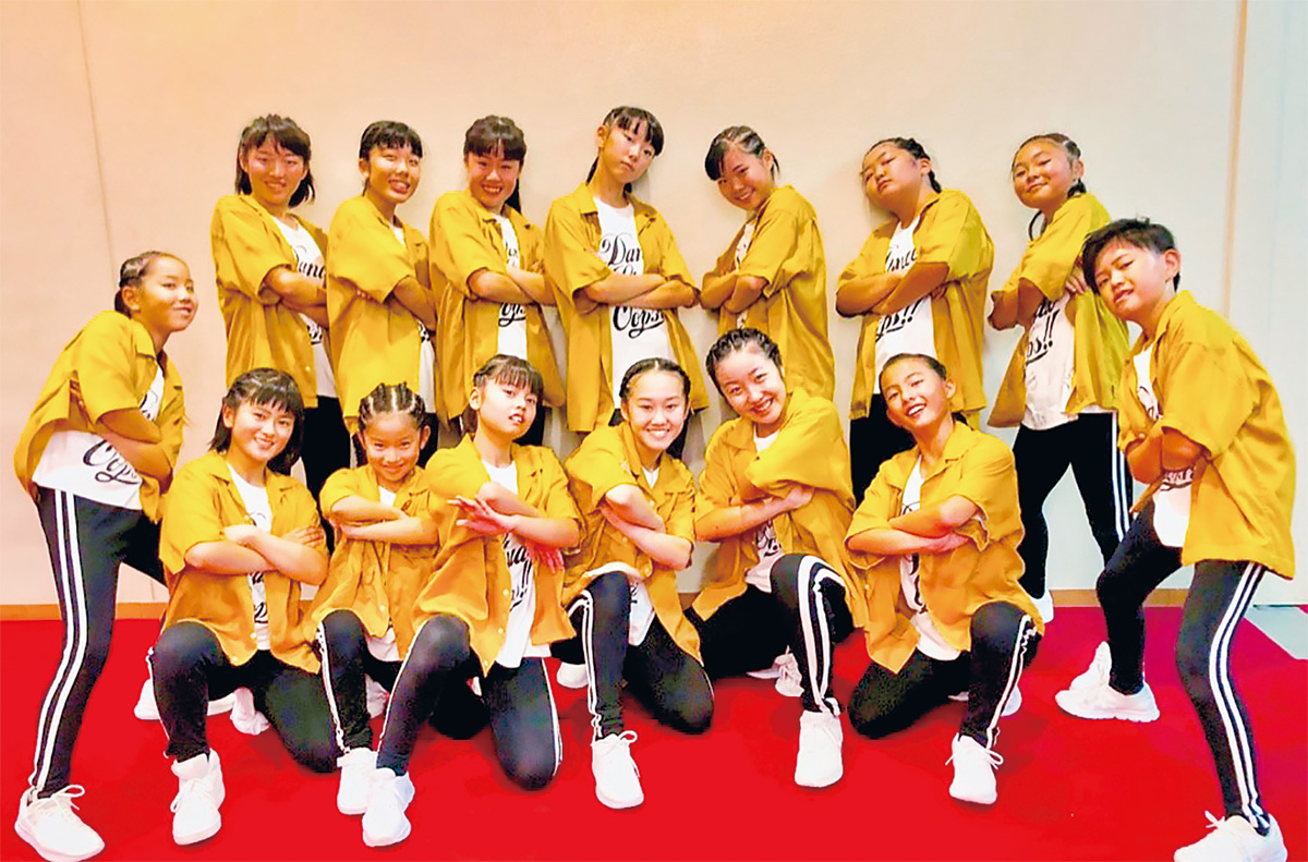 全国大会に出場する15人でポーズ