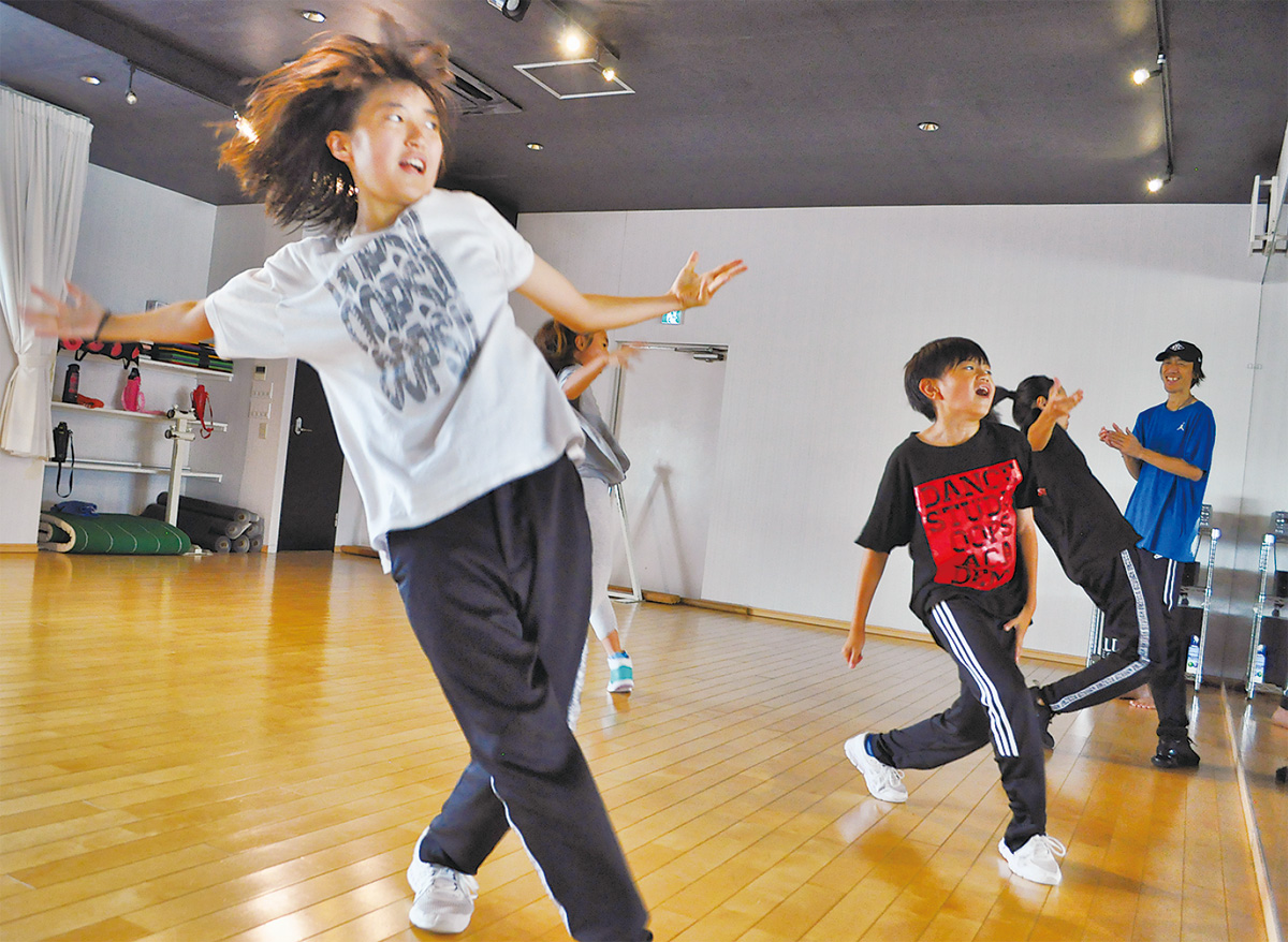 ダンスに磨きをかけるメンバーら（5日）