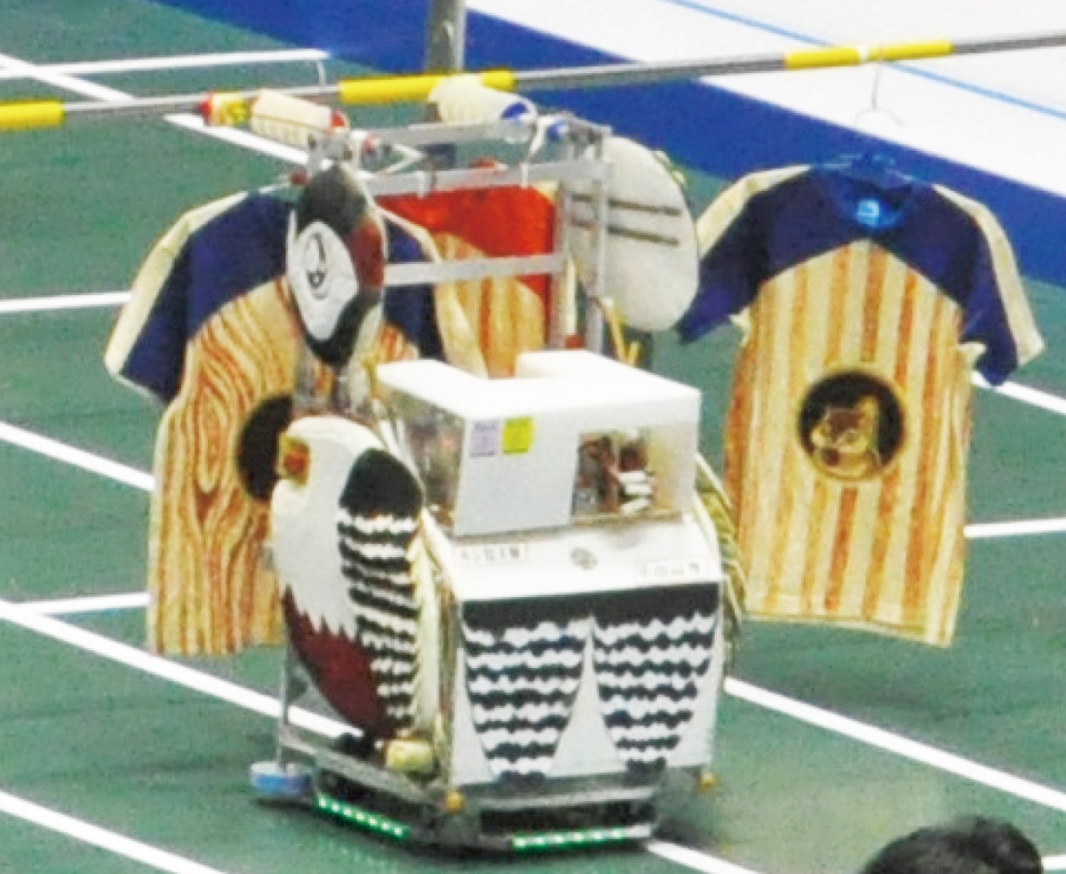 丁寧にハンガーを掛けるロボット