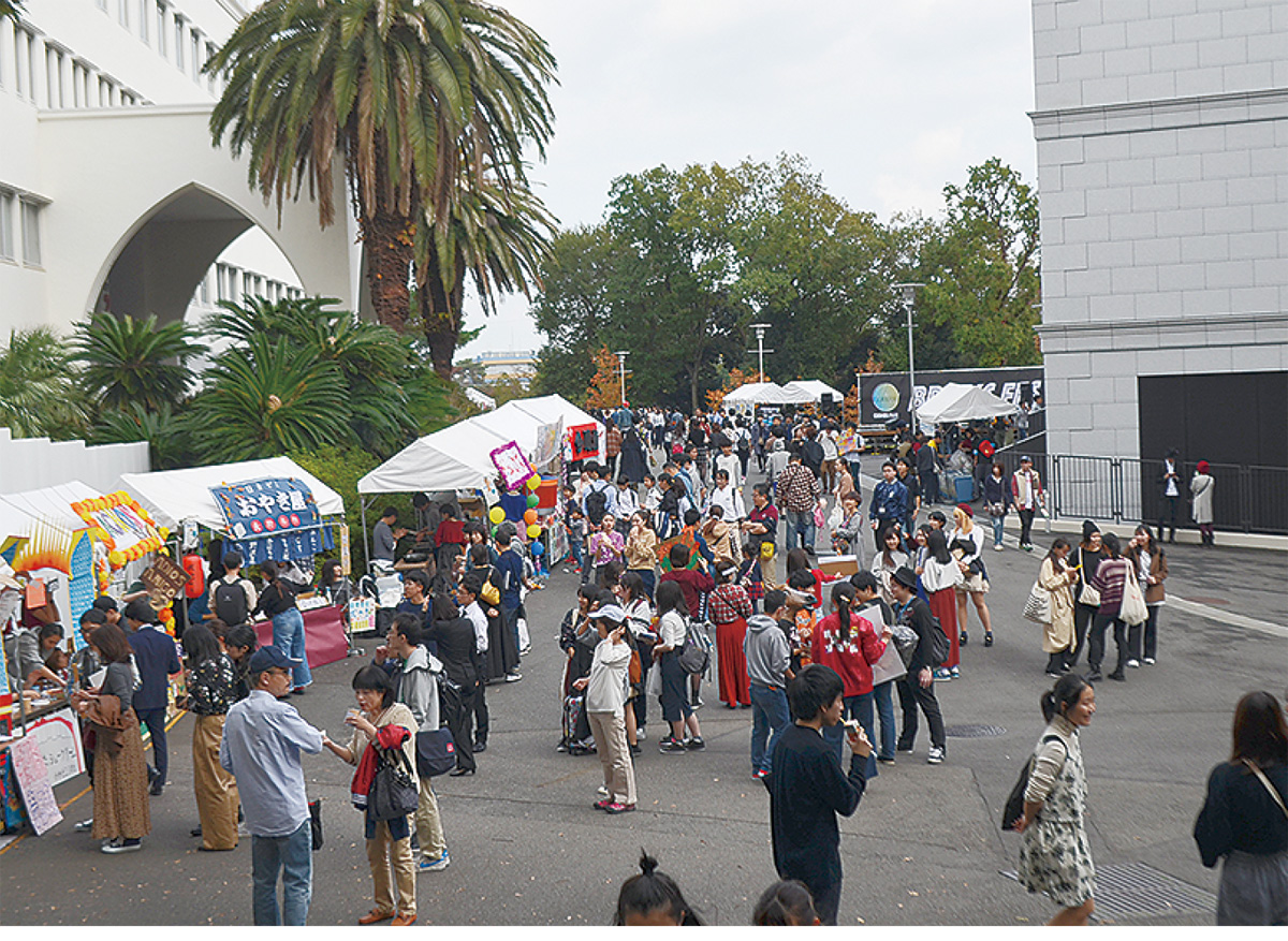 多くの人で賑わう学園祭