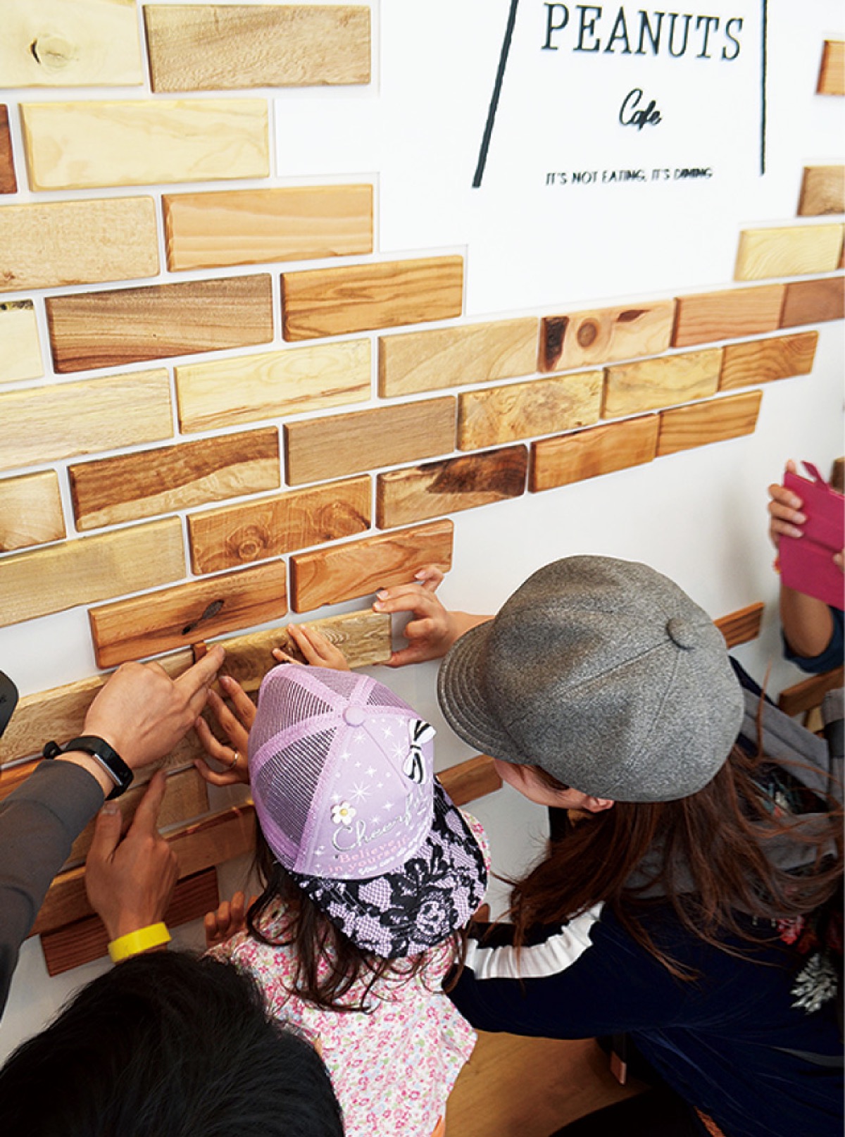 壁にウッドブロックを張り付けた