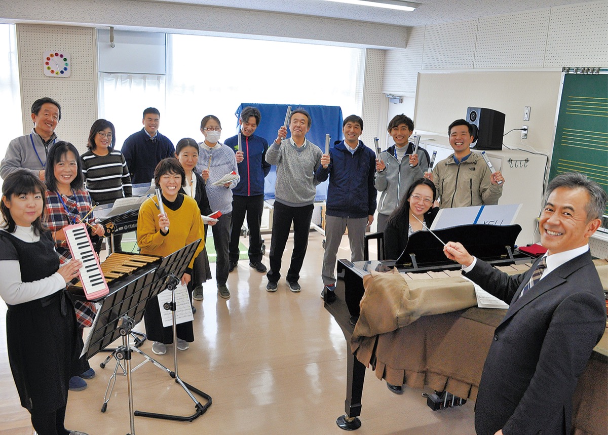 練習に力を入れる町田二小の教員たち（16日）