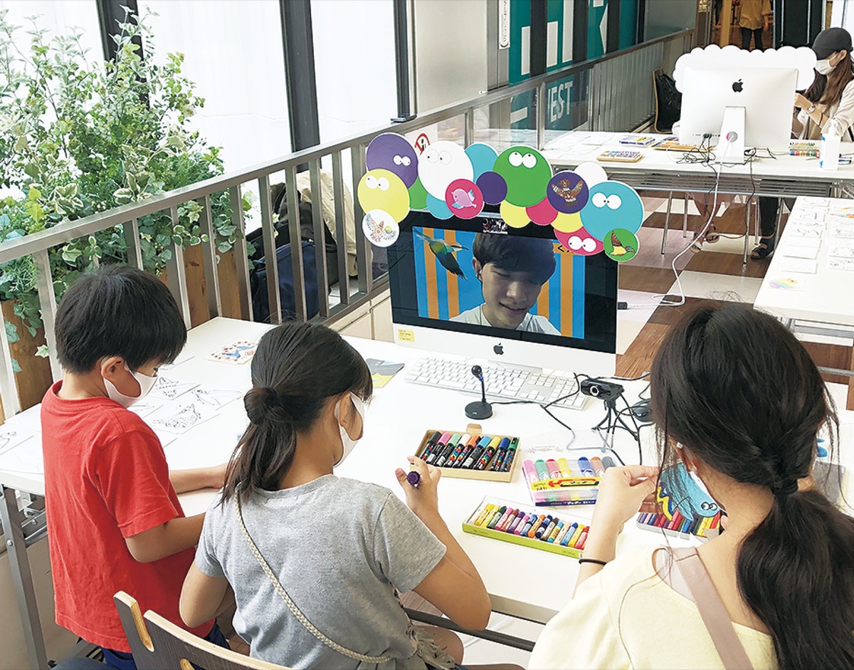 学生との会話はモニターごしに