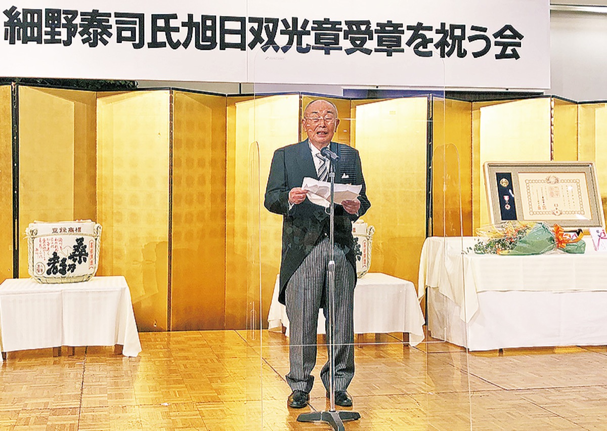 参列者へ感謝を述べる細野さん