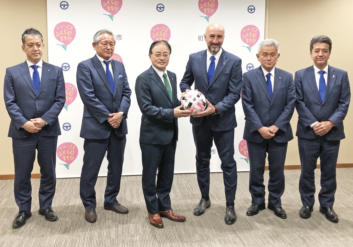 ボールを手にする石阪市長（左）とポポヴィッチ監督