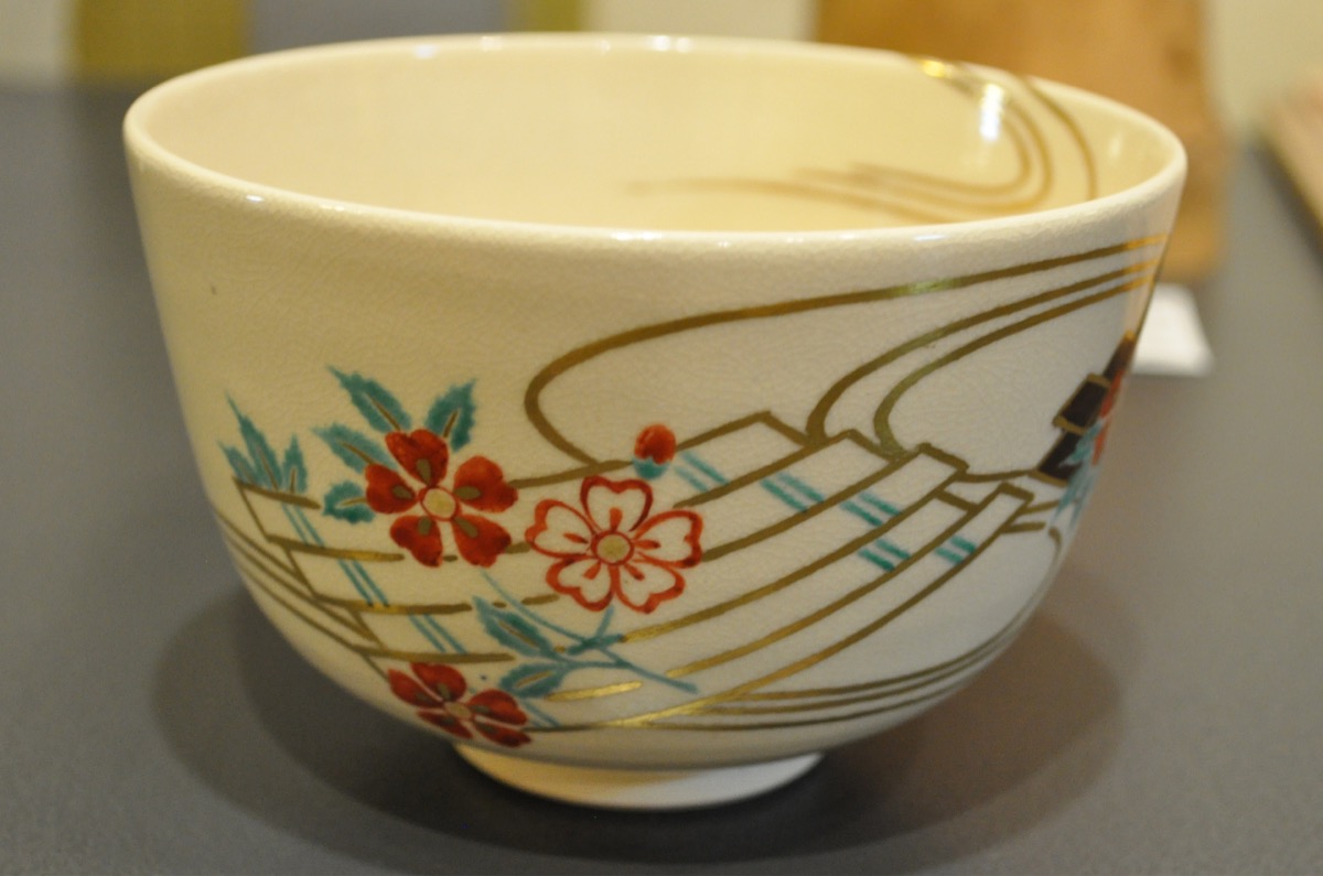 「花筏」が描かれた茶碗