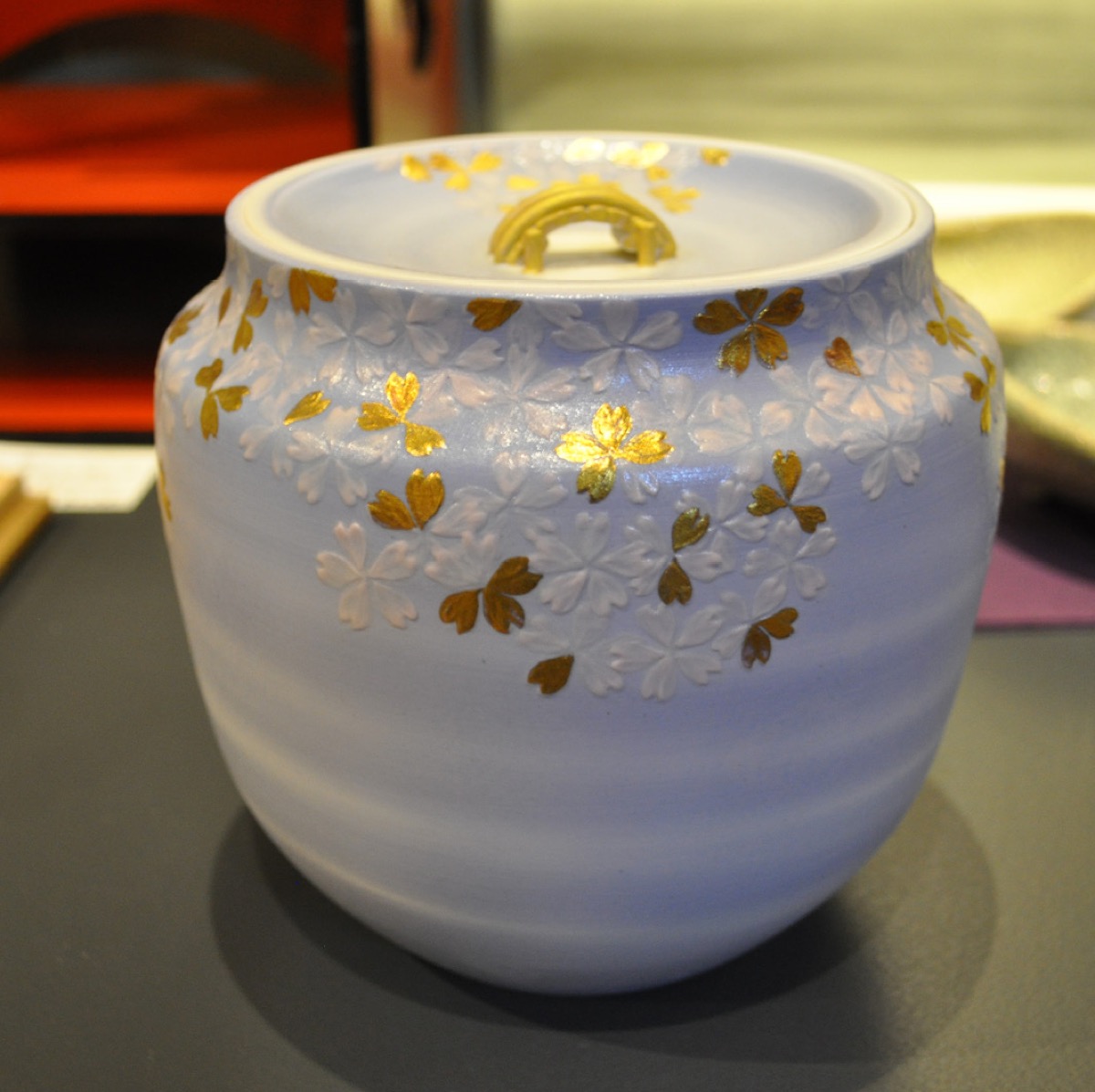 「碧瓷金彩桜紋水指」