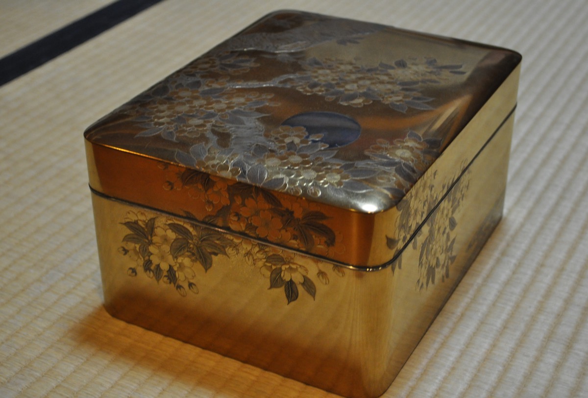 金の文箱にも桜模様が