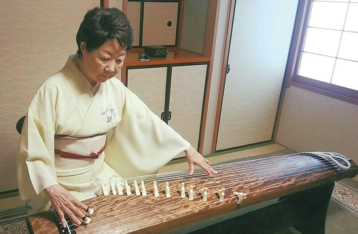 琴を奏でている様子