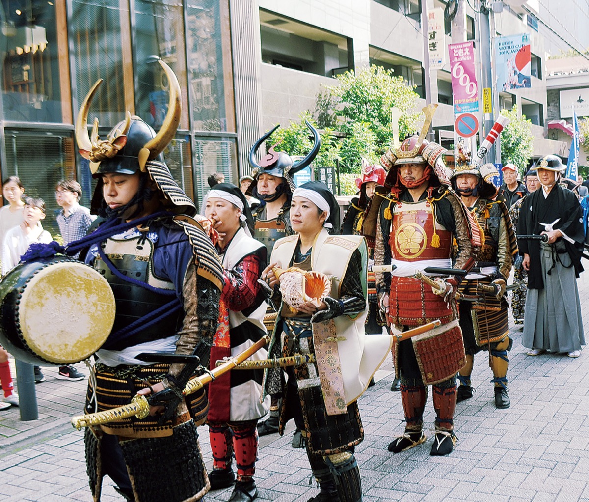 甲冑をまとい市内を練り歩いた時代行列＝一昨年