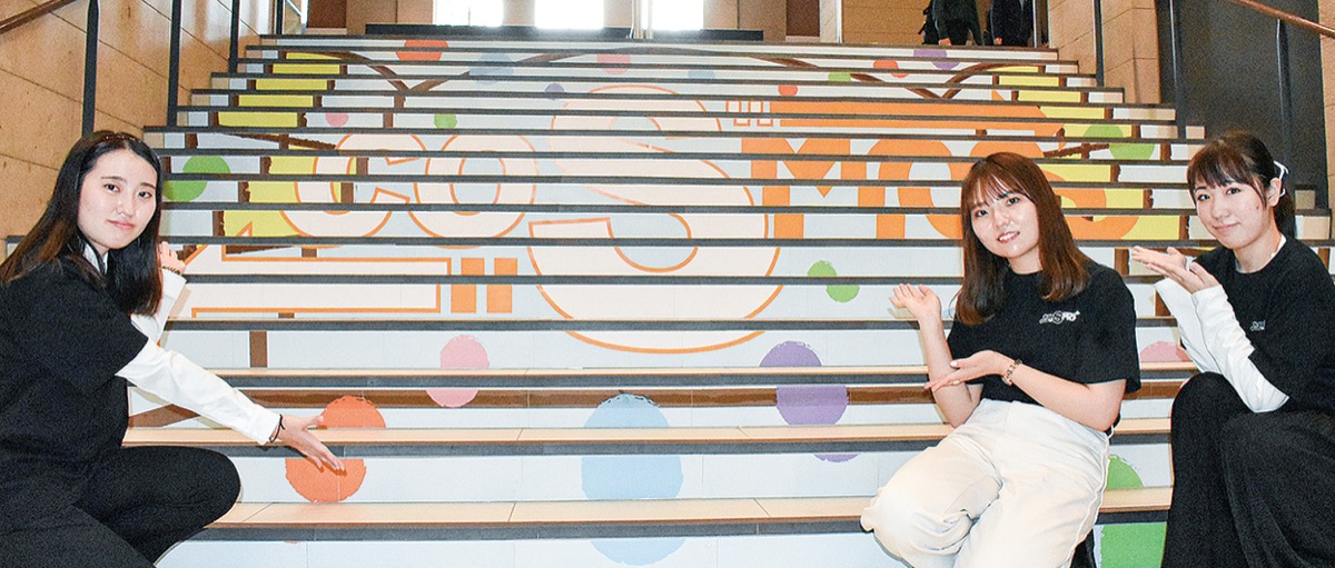 学祭の雰囲気を盛り上げる「階段アート」