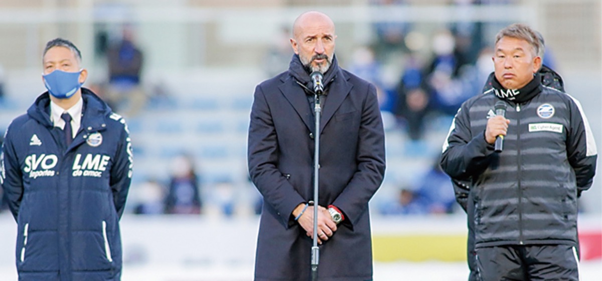 来シーズンも指揮を執るポポヴィッチ監督(中央)(C)FCMZ