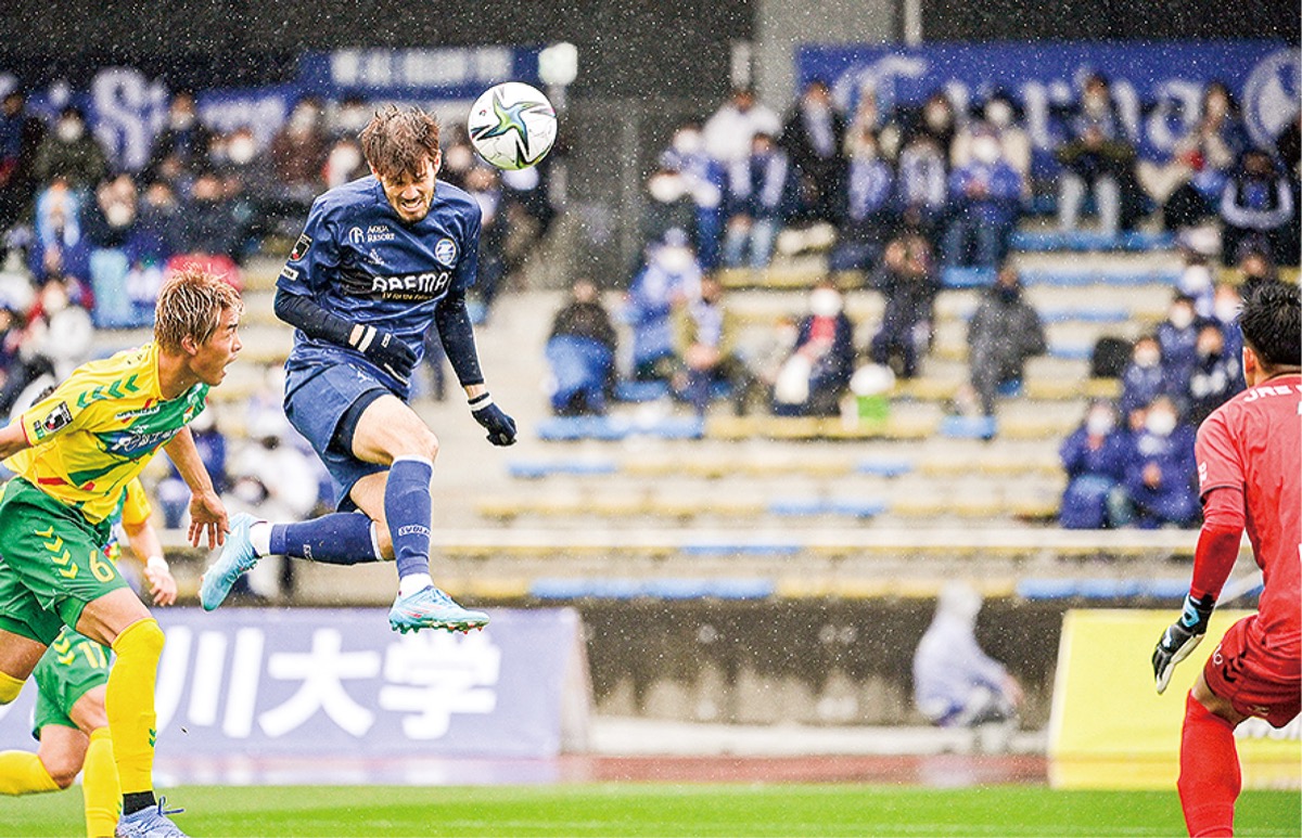 先制点を奪った長谷川選手のシュート (C)FCMZ