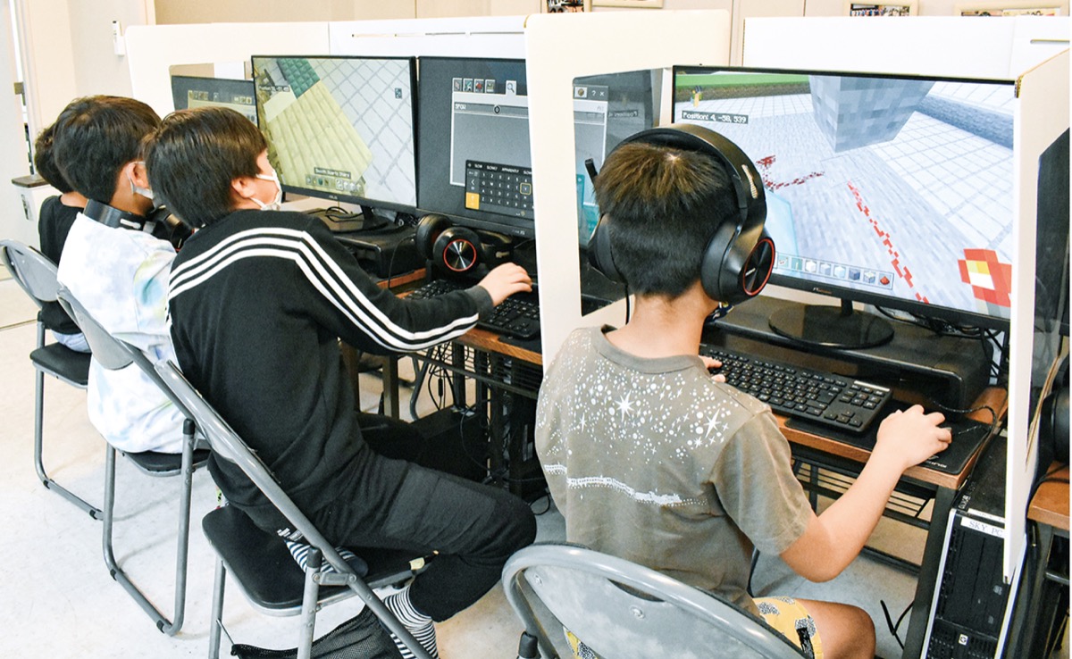 仮想空間で制作作業をする参加児童ら