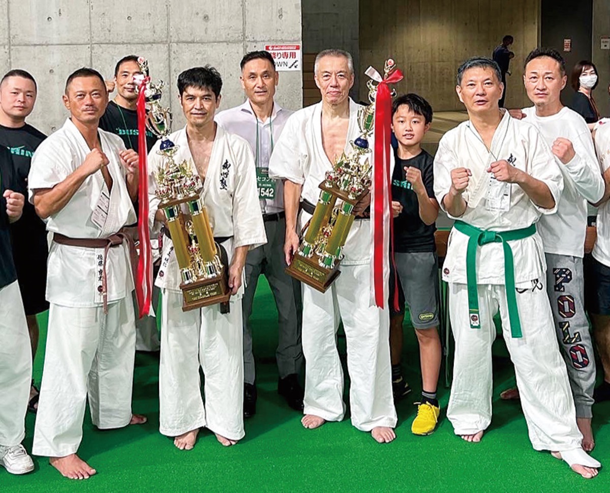 優勝した石黒さんと井上さんを取り囲む塾生ら。石黒さんの右隣には孫の悠弥さんの姿も