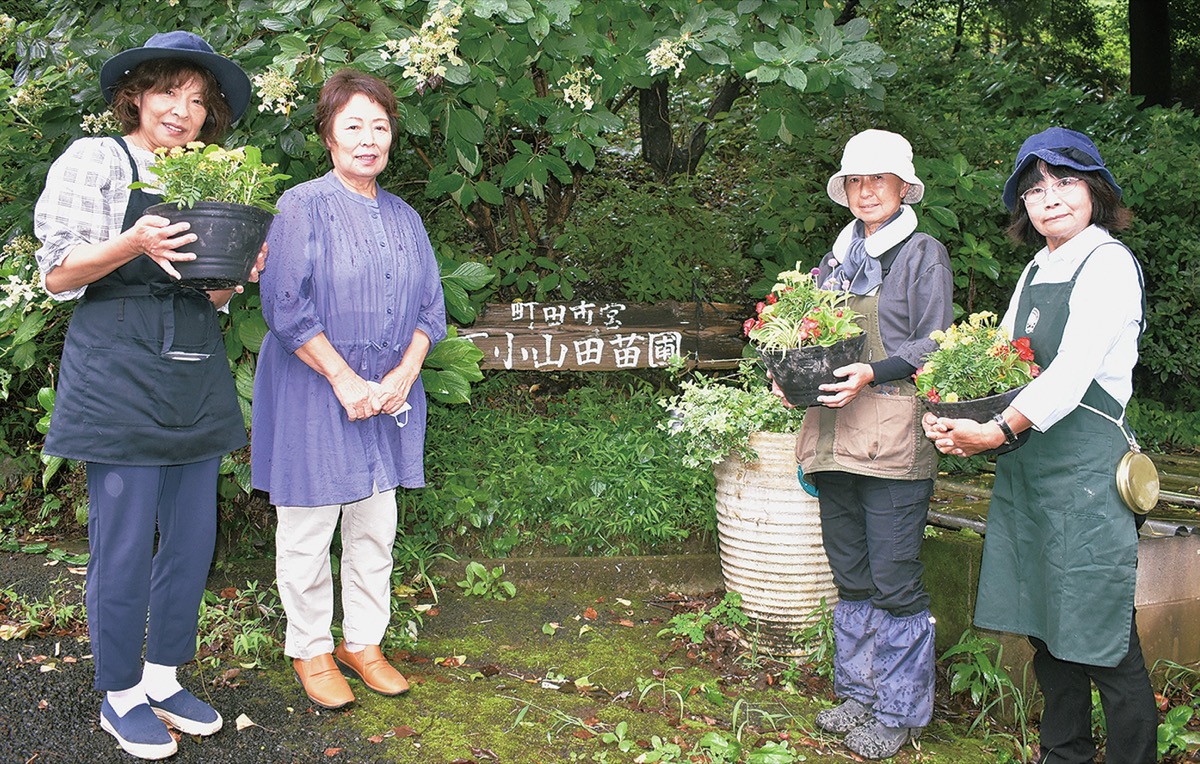 下小山田苗圃管理組合の河野組合長(左から２番目)と組合員の皆さん