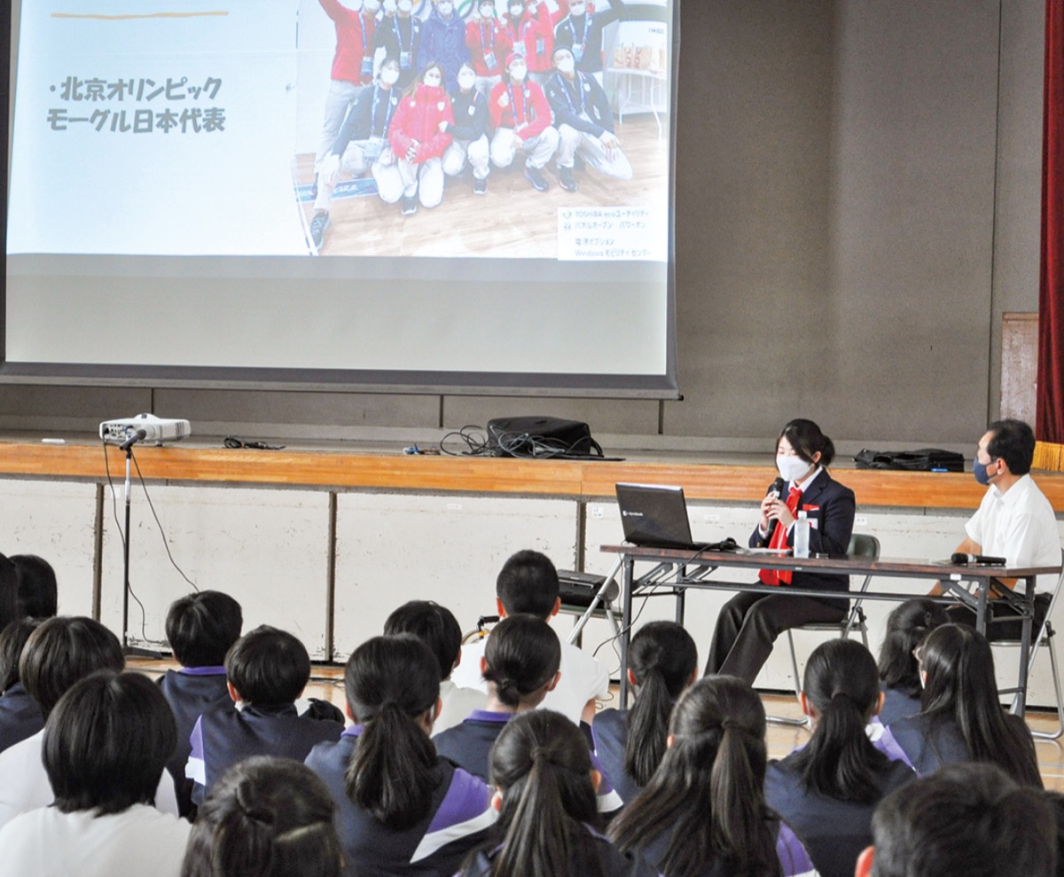 紹介スライドを見る生徒たち