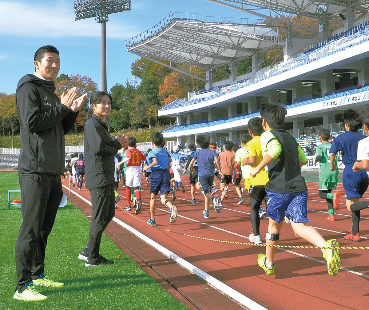 児童を応援する桐生選手（左）と関根さん
